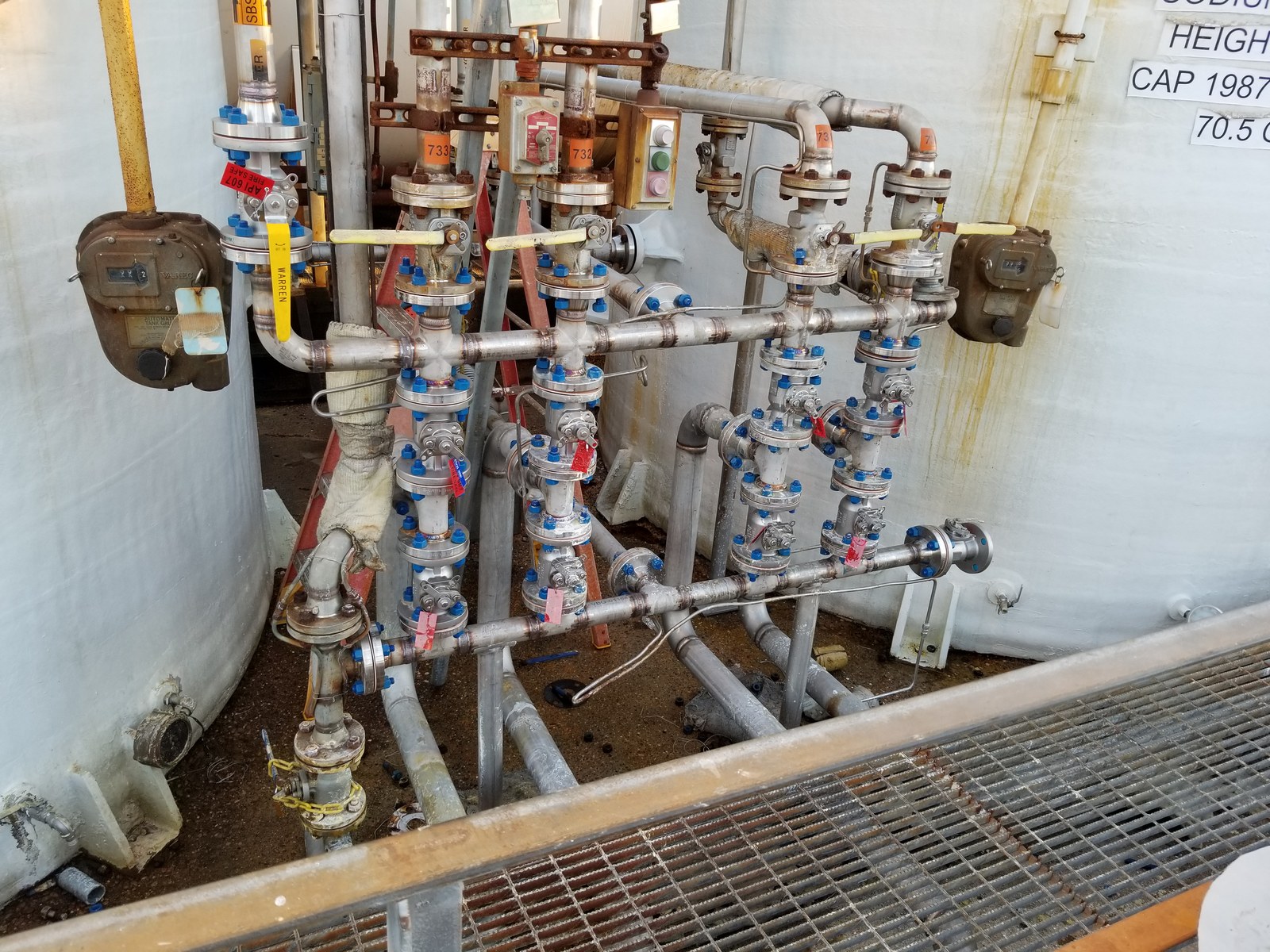 Plant manifold between storage tanks